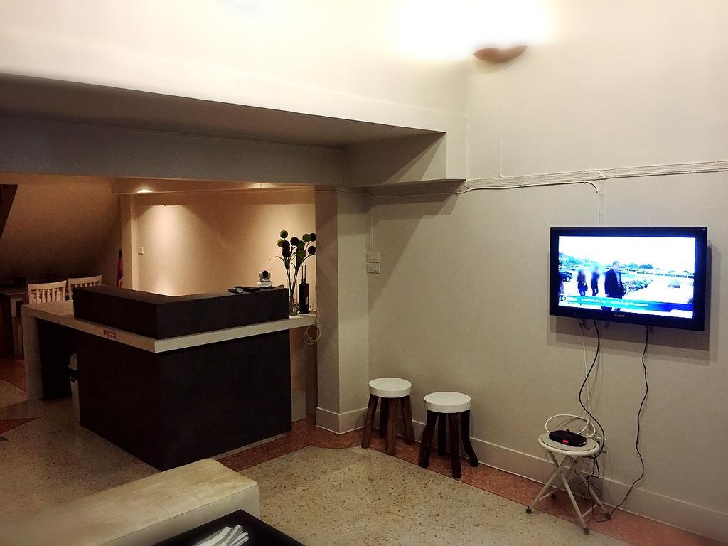 Need Sleep Hostel Банкок Екстериор снимка