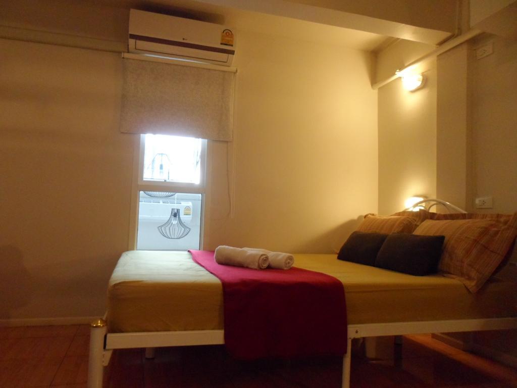 Need Sleep Hostel Банкок Екстериор снимка