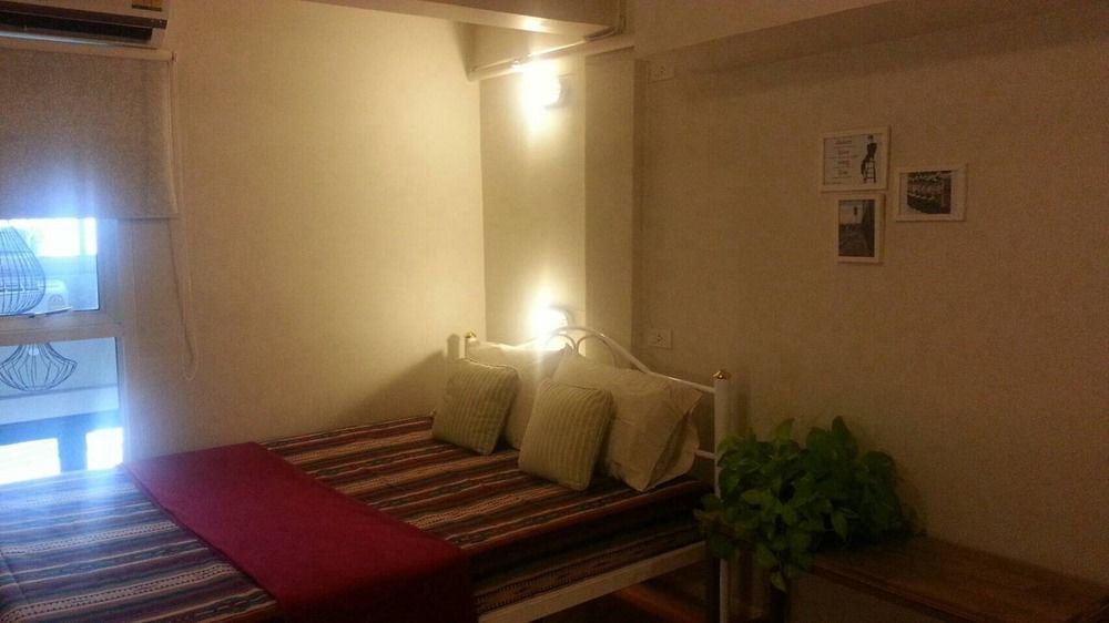 Need Sleep Hostel Банкок Екстериор снимка