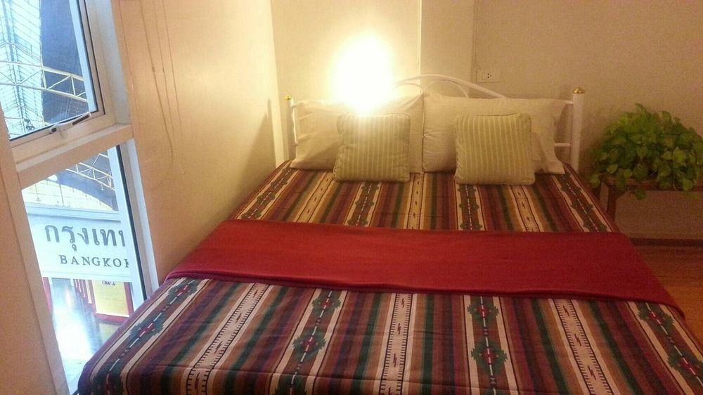 Need Sleep Hostel Банкок Екстериор снимка