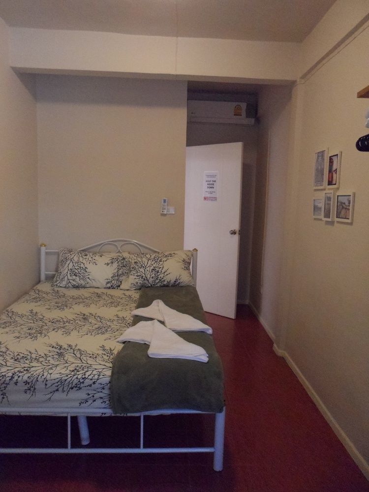 Need Sleep Hostel Банкок Екстериор снимка