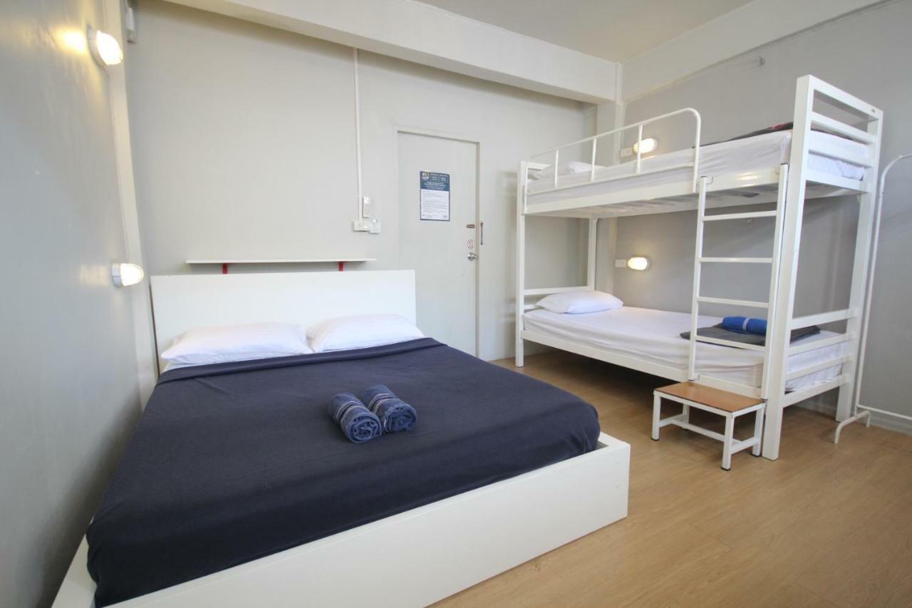 Need Sleep Hostel Банкок Екстериор снимка